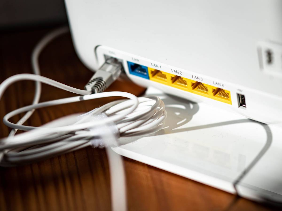 Ein LAN-Kabel steckt im DSL-Steckplatz eines WLAN-Routers
