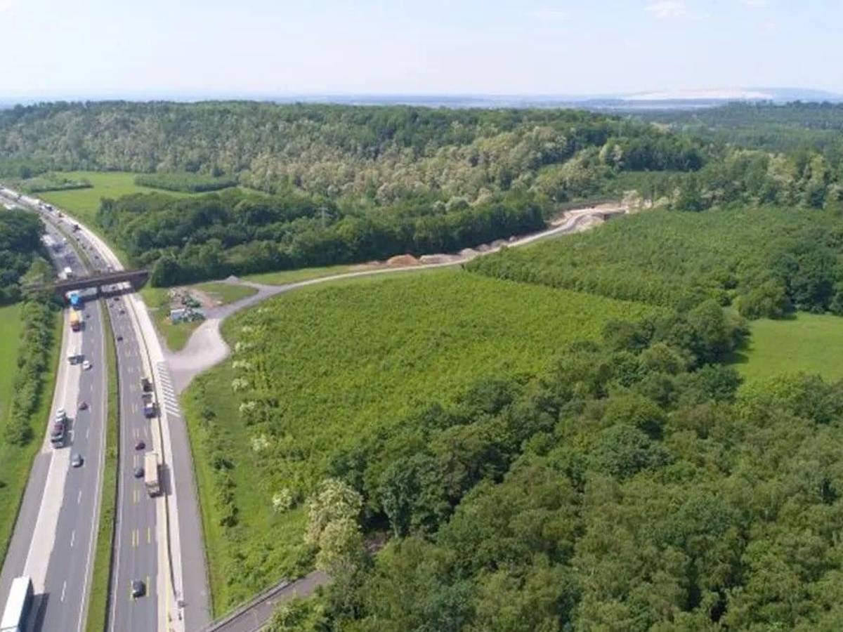 Auf dem Bild ist eine Luftaufnahme eines Autobahnabschnitts zu sehen.