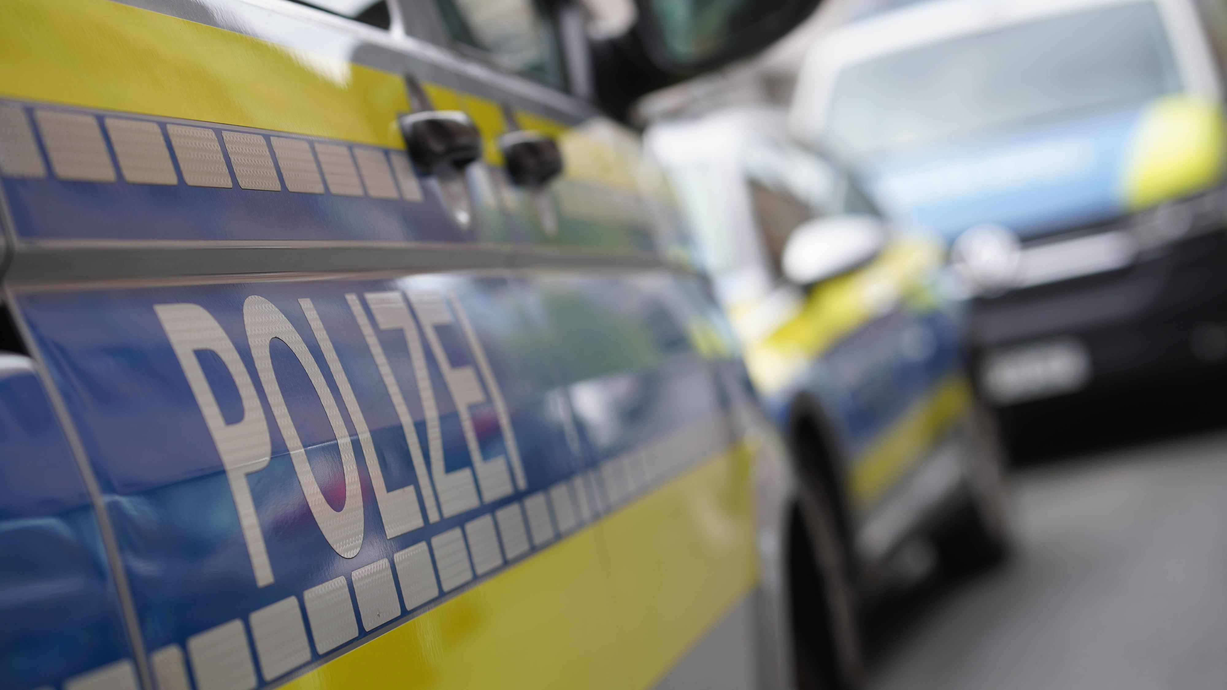 Das Foto dient als Symbolbild und zeigte mehrere Polizeiautos.