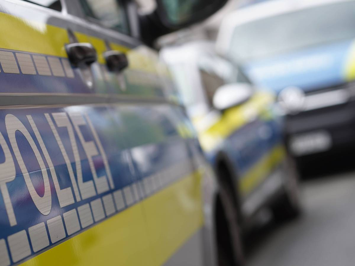 Das Foto dient als Symbolbild und zeigte mehrere Polizeiautos.