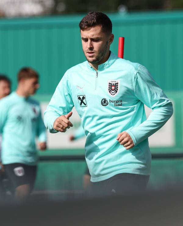 Christoph Baumgartner beim Warmmachen mit der österreichischen Nationalmannschaft.