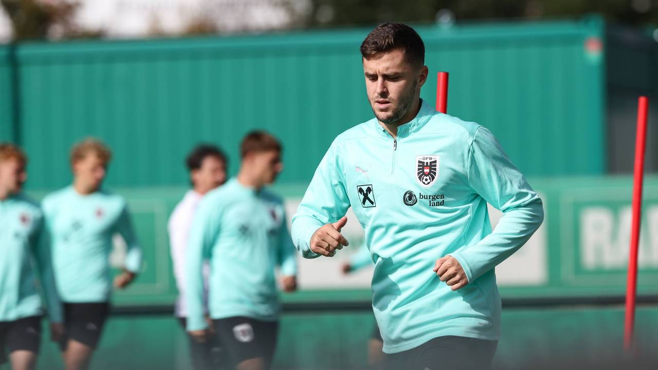 Christoph Baumgartner beim Warmmachen mit der österreichischen Nationalmannschaft.