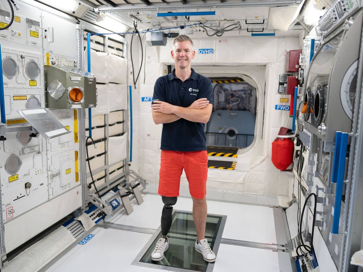 John McFall, Astronaut mit Beinprothese in Raumstation