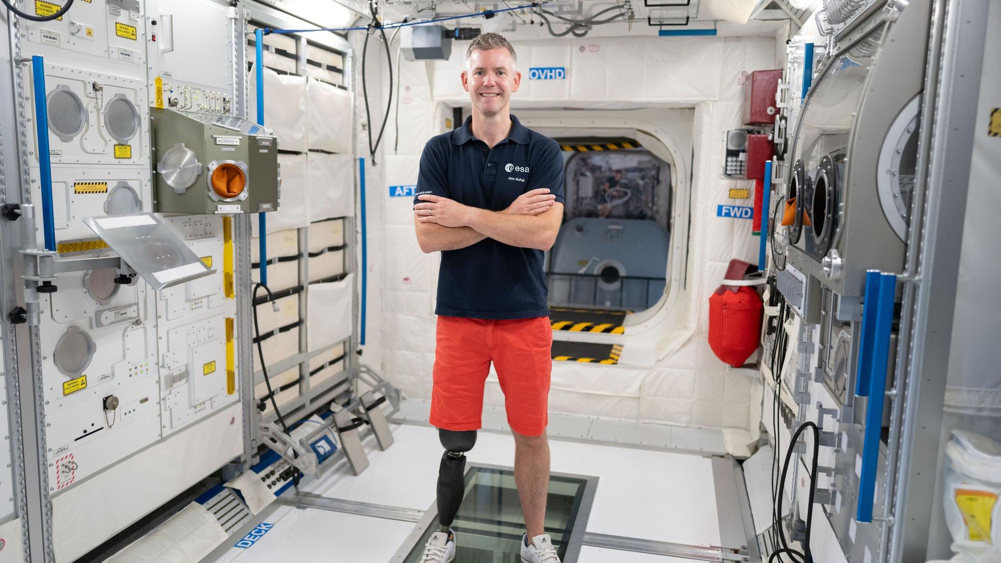 John McFall, Astronaut mit Beinprothese in Raumstation