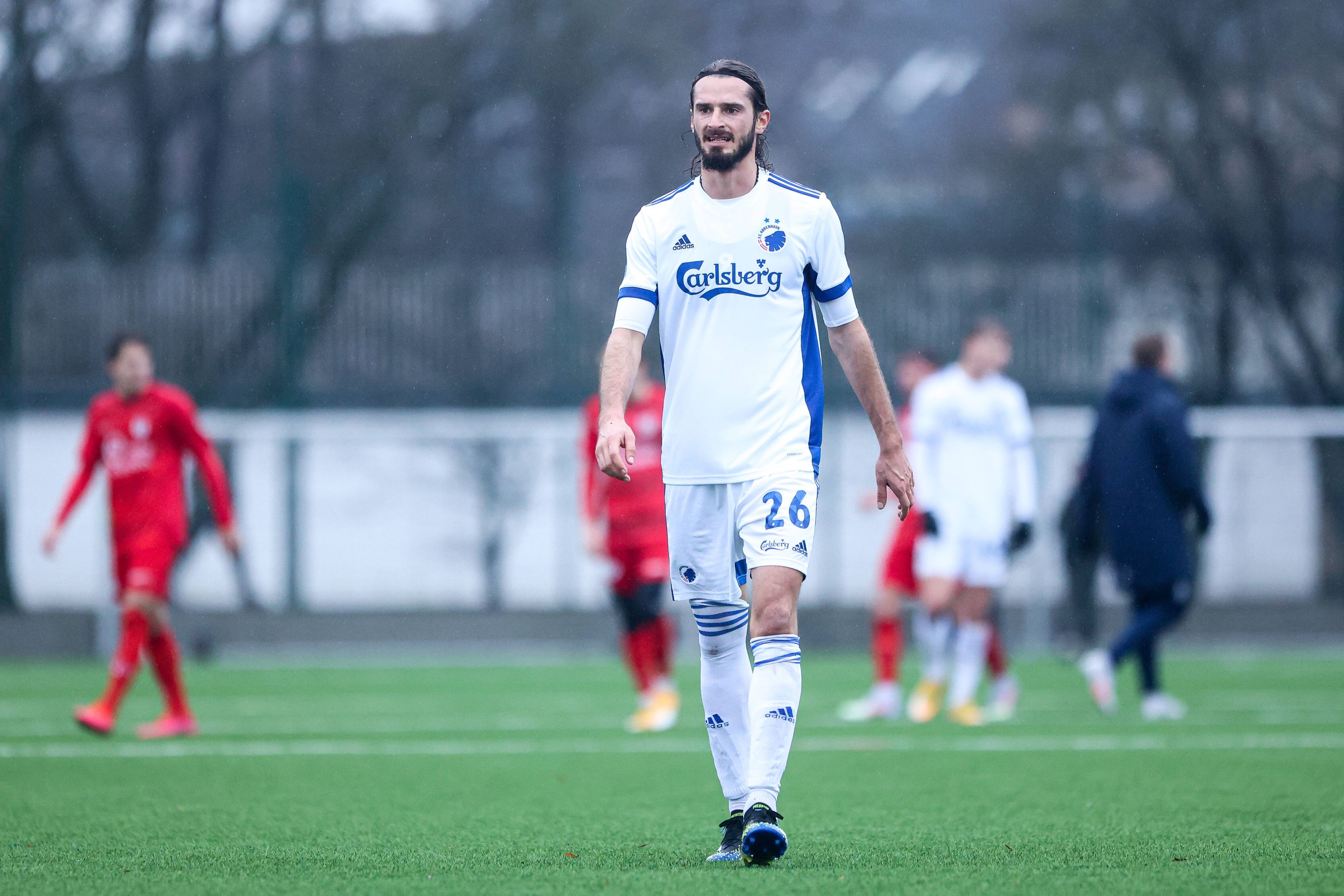 Marios Oikonomou auf dem Fußballfeld mit anderen Spielern