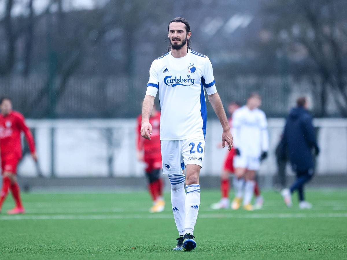 Marios Oikonomou auf dem Fußballfeld mit anderen Spielern