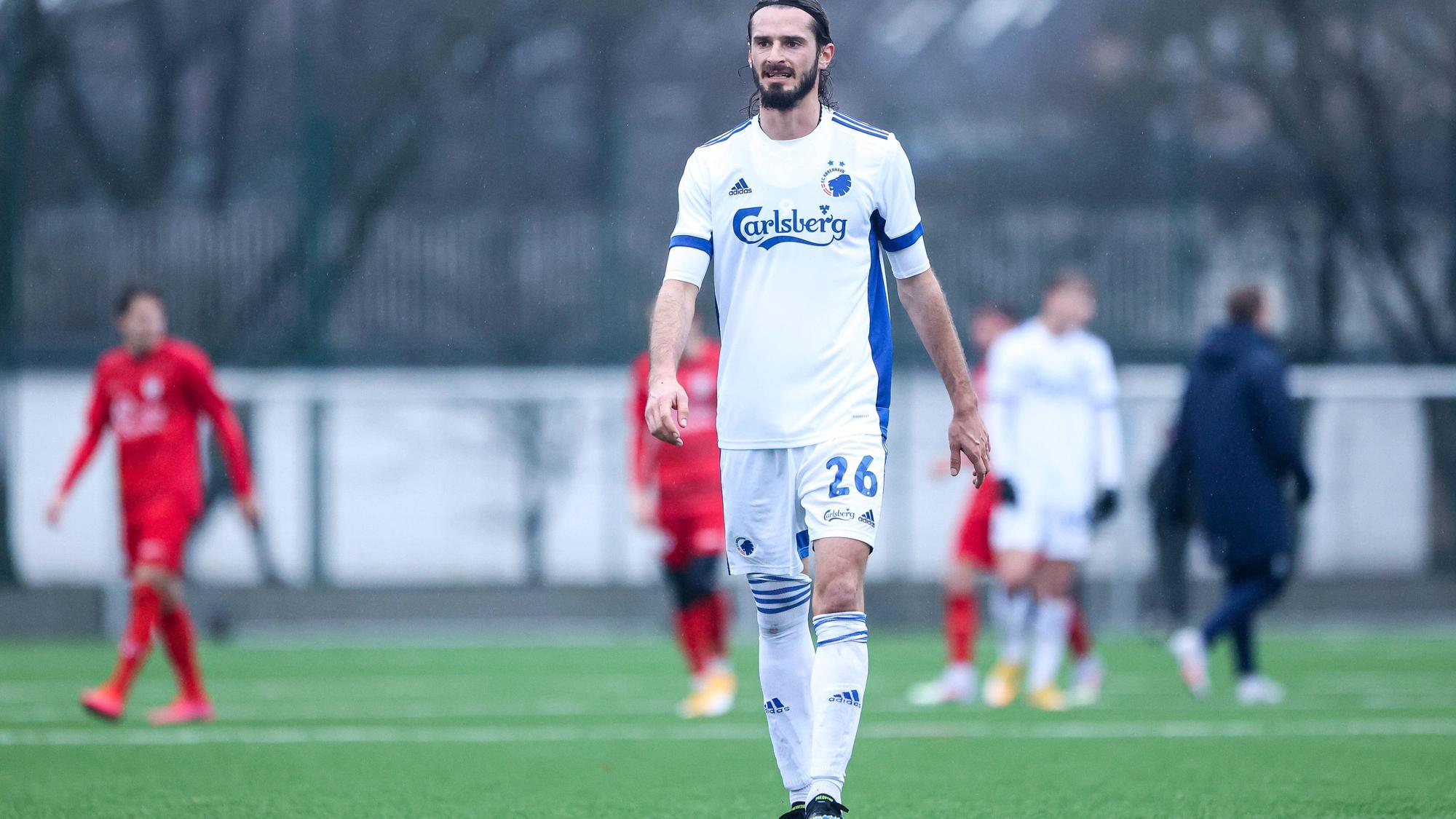 Marios Oikonomou auf dem Fußballfeld mit anderen Spielern