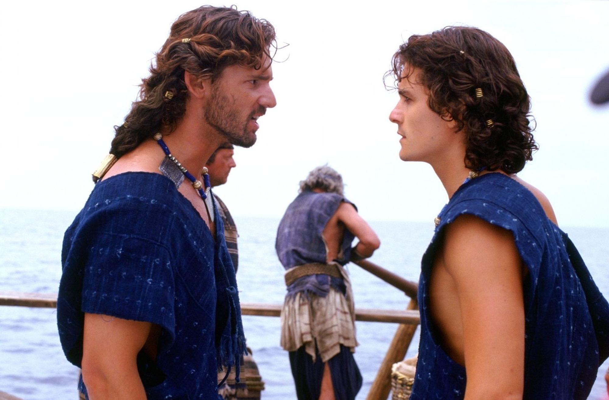 Hector (Eric Bana, links) macht seinem jüngeren Bruder (Orlando Bloom) schwere Vorwürfe. Warum nur war er so töricht und hat die schöne Helena als Siegestrophäe einfach mit in seine Heimat Troja gebracht? Nun wird die ganze Stadt von feindlichen Truppen bedroht. (Bild: RTL / 2004 Warner Bros. Entertainment Inc)
