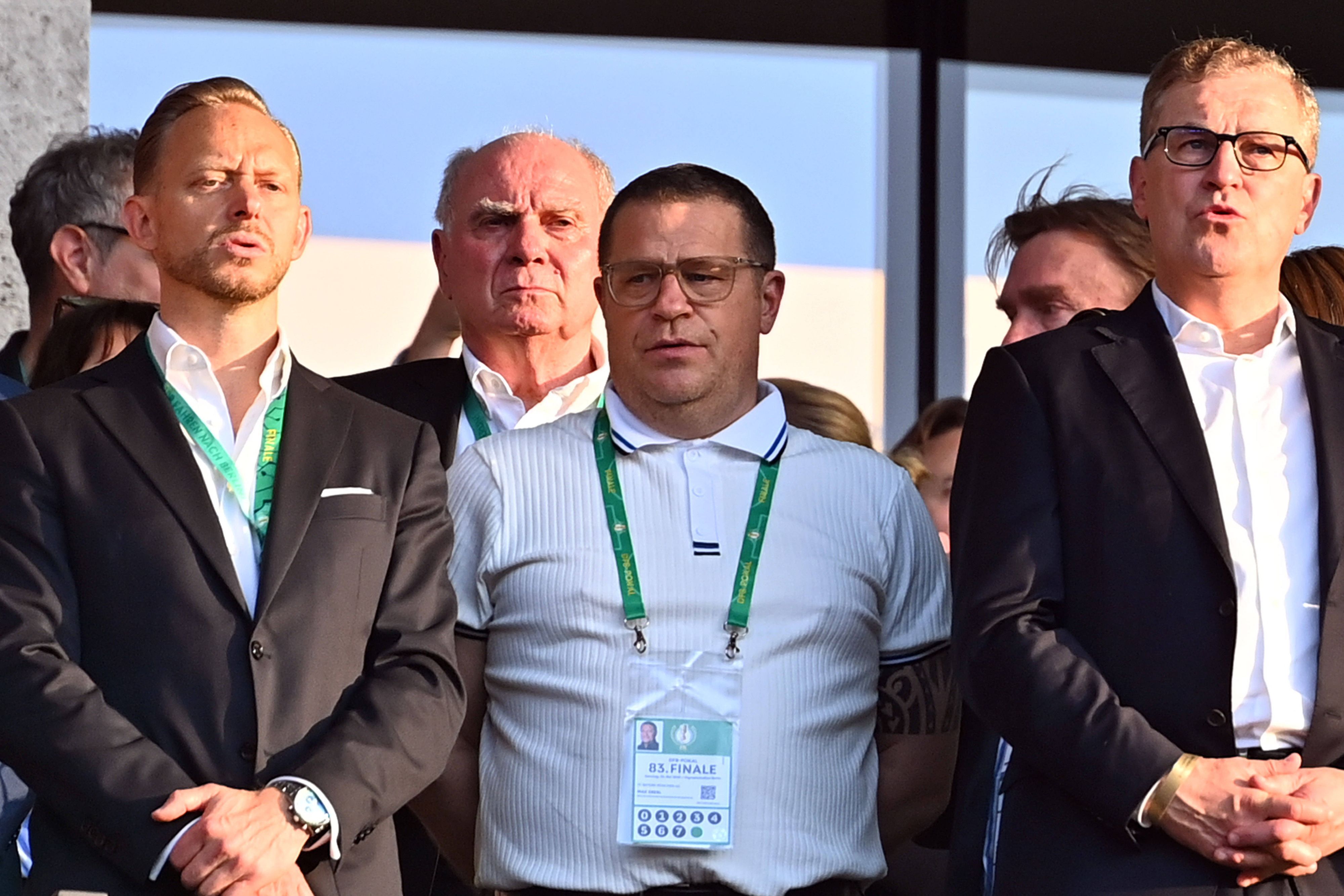 Sportvorstand Max Eberl  (M.) steht auf der Tribüne.