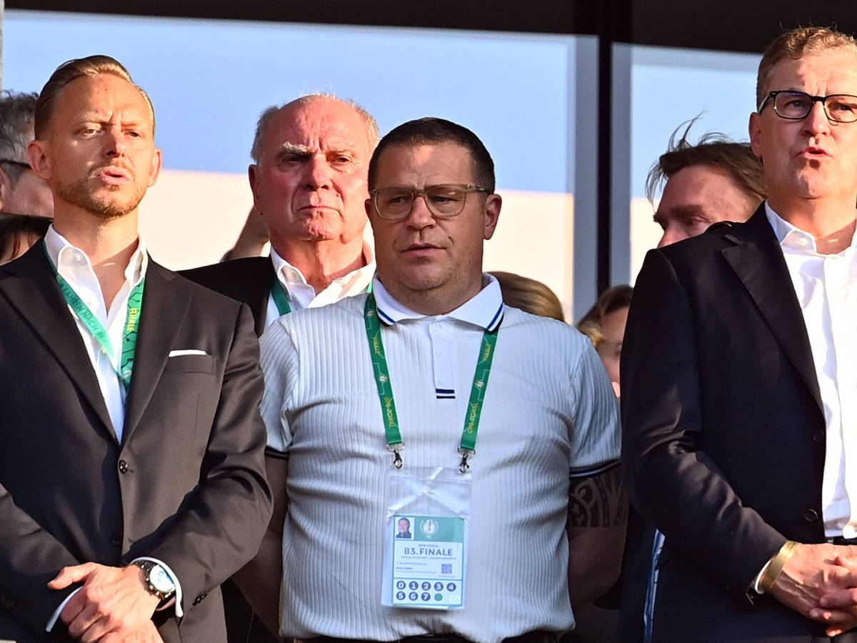 Sportvorstand Max Eberl (M.) steht auf der Tribüne.