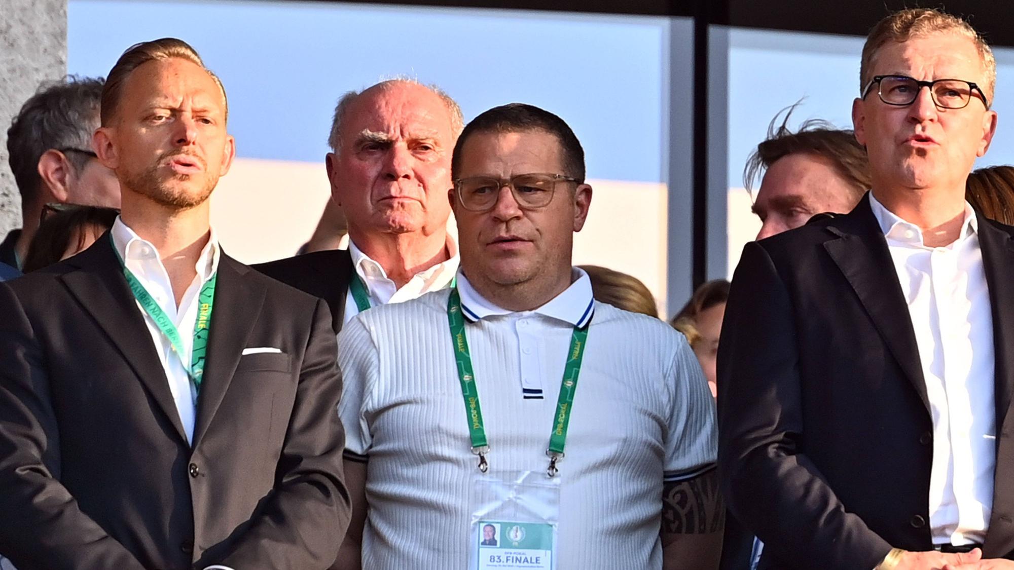 Sportvorstand Max Eberl (M.) steht auf der Tribüne.