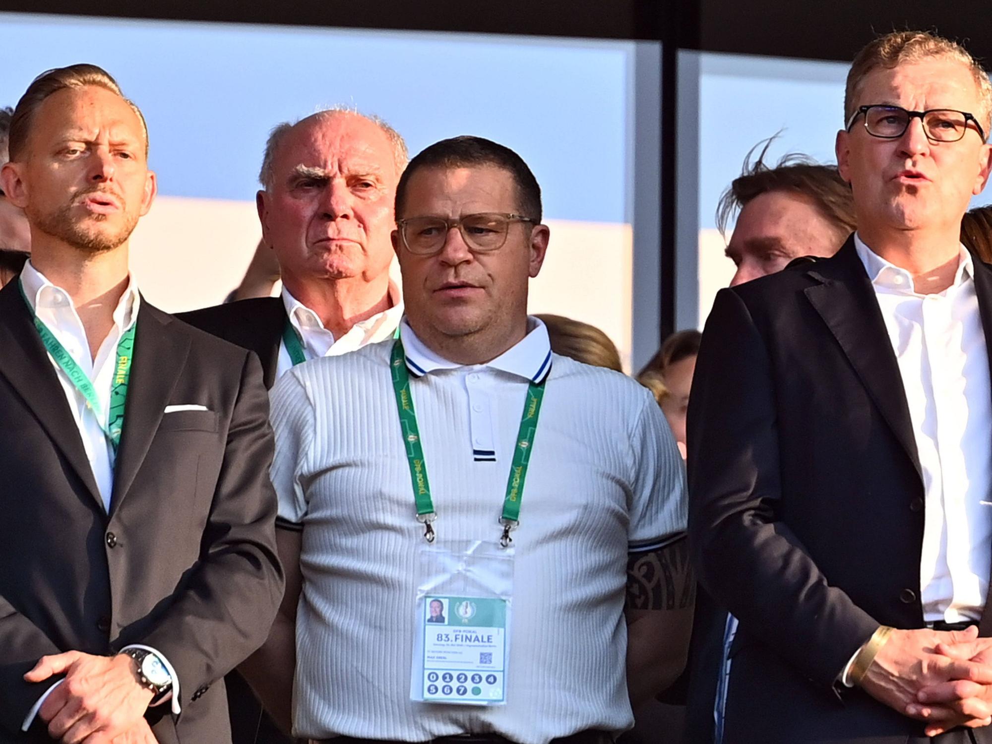 v. li.: Rouven Kasper (Marketing-Vorstand FC Bayern), Uli Hoeneß (Ehrenpräsident), Max Eberl (Sportvorstand) und Jan-Christian Dreesen (Vorstandsvorsitzender) auf der Ehrentribüne des FC Bayern.