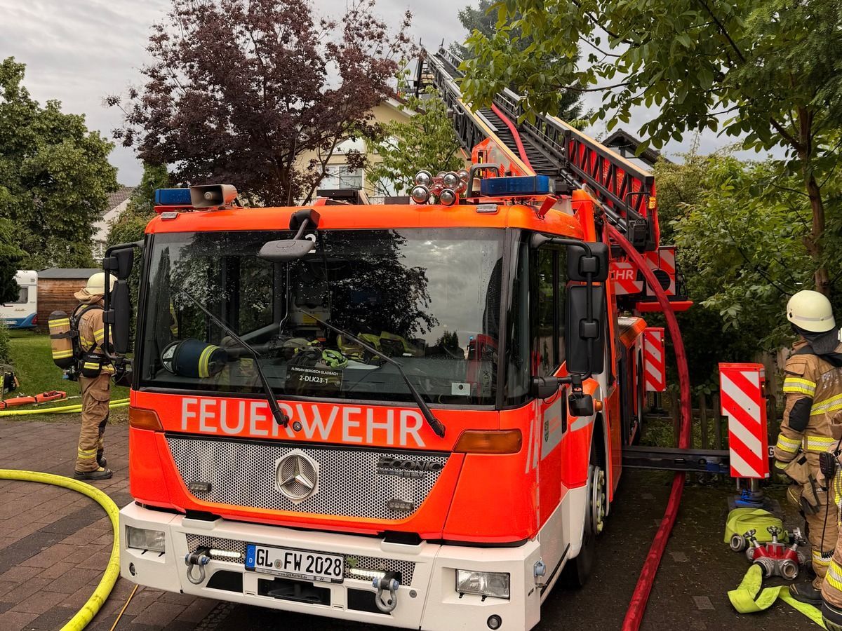 Dachstuhl eines Hauses in Bergisch Gladbach nach einem Blitzeinschlag in Brand.