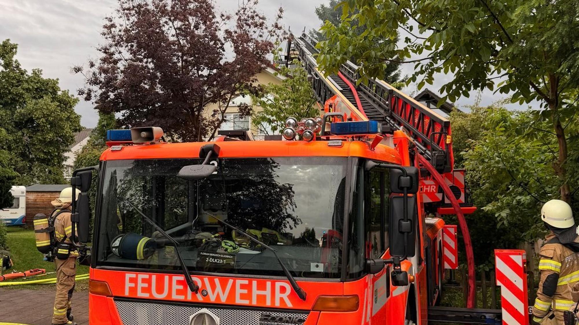 Dachstuhl eines Hauses in Bergisch Gladbach nach einem Blitzeinschlag in Brand.