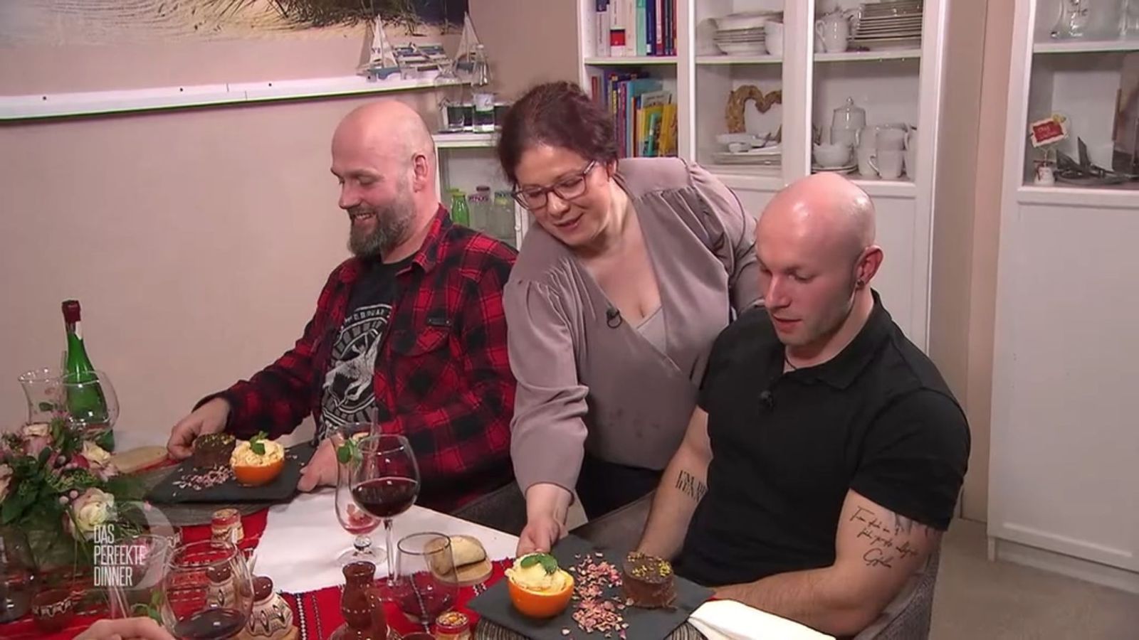 Torte und Eis - darauf freuen sich Kei (links) und Alex.
 (Bild: RTL)