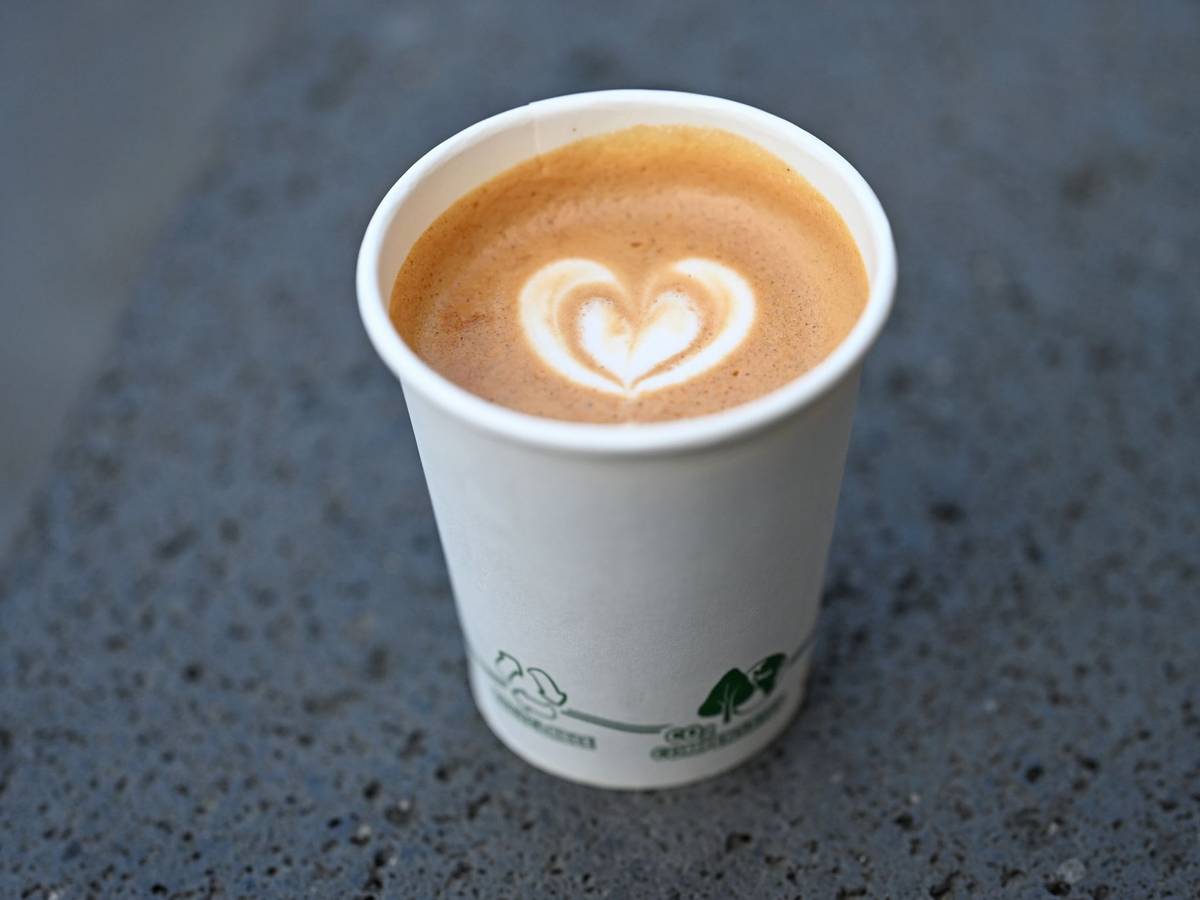 Ein Becher mit Kaffee