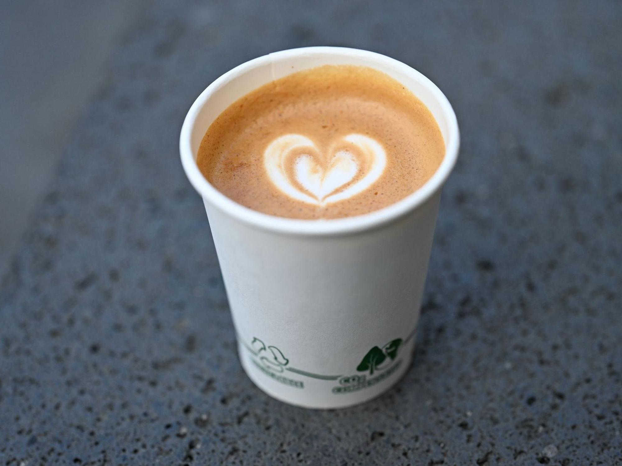 Ein Becher mit Kaffee
