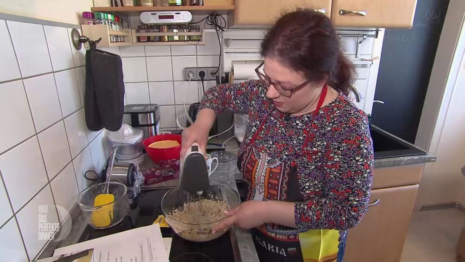 Gekleidet in eine Bulgarien-Schürze macht sich Elina ans Werk.
 (Bild: RTL)