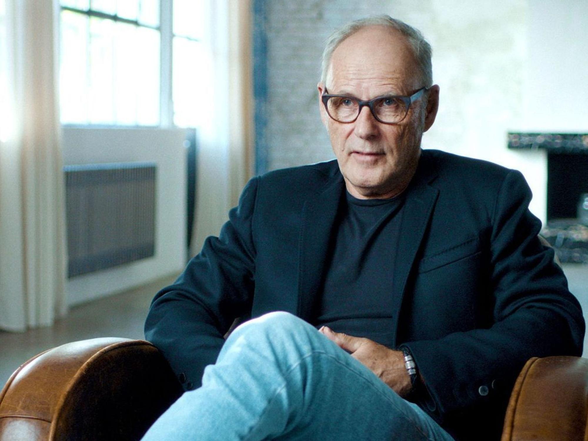 Reinhold Beckmann grübelt über Franz Beckenbauer: „Mir ist es ein Rätsel, warum er sich daran erfreute, Berti kleinzumachen.“ (Bild: NDR/ARD/BROADVIEW/Jonas Julian Köck)