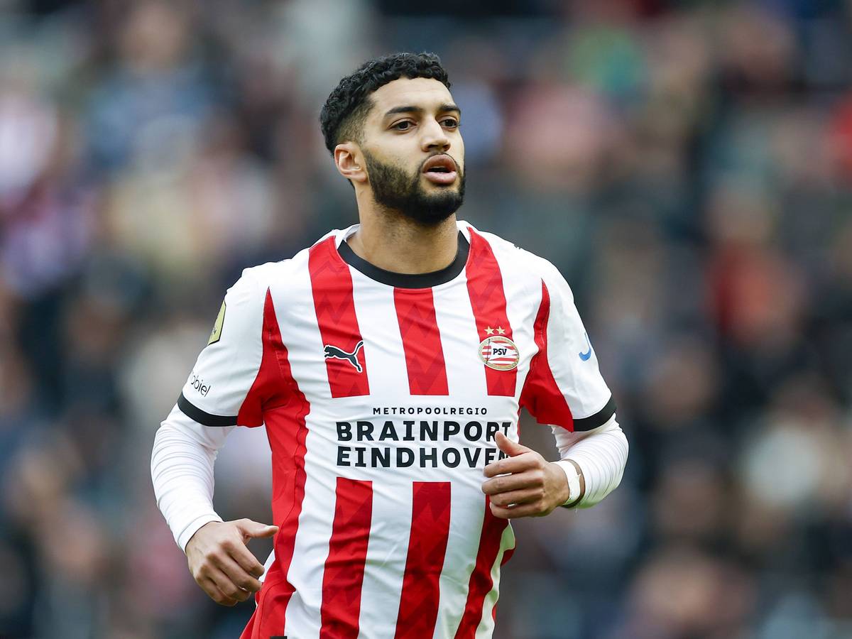 Ismael Saibari im Trikot der PSV Eindhoven auf dem Platz.