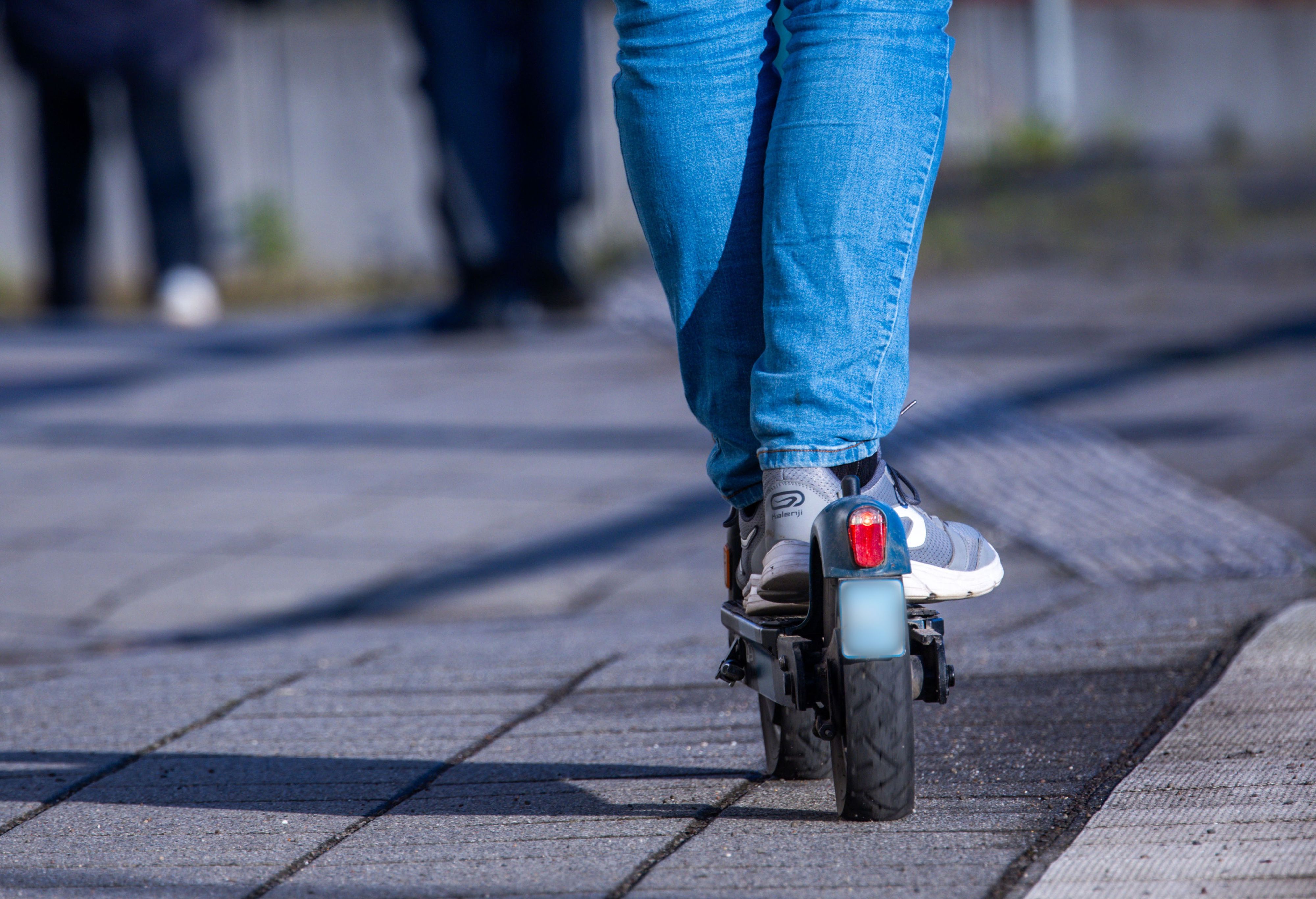 Das Symbolfoto zeigt einen E-Scooter-Fahrer.