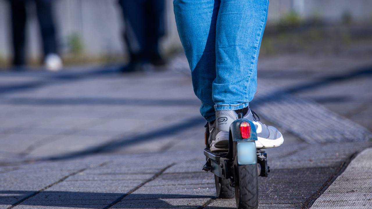 Das Symbolfoto zeigt einen E-Scooter-Fahrer.