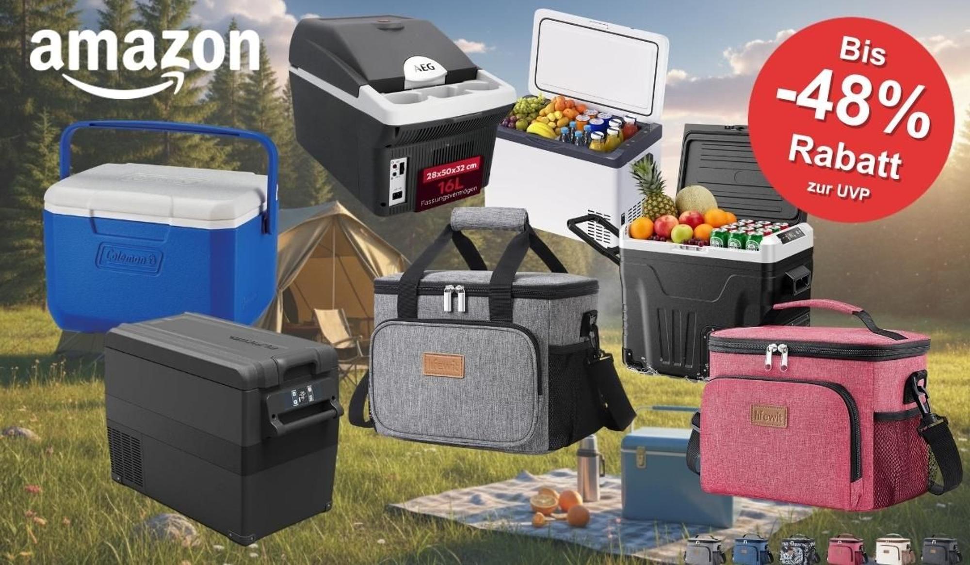 Camping-Kühlboxen und Kühltaschen im Amazon Sale – darunter eine blaue Coleman-Kühlbox, eine schwarze Kompressor-Kühlbox, eine thermoelektrische AEG-Kühlbox sowie graue und rosafarbene Kühltaschen von Lifewit – vor sommerlicher Outdoor-Kulisse mit Zelt und Wiese.