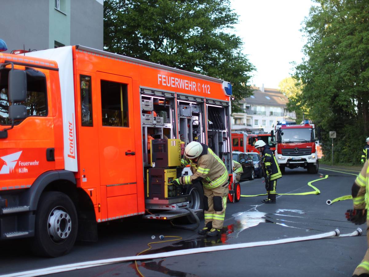 Mehrere Fahrzeuge der Feuerwehr stehen in einer Straße, mehrere Wehrmänner sind im Einsatz.