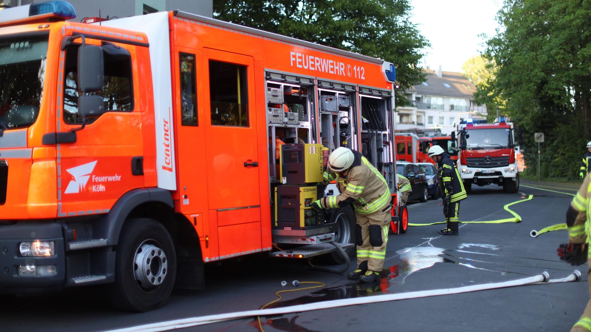 Die Feuerwehr bei einem Löscheinsatz in Köln (Symbolfoto)