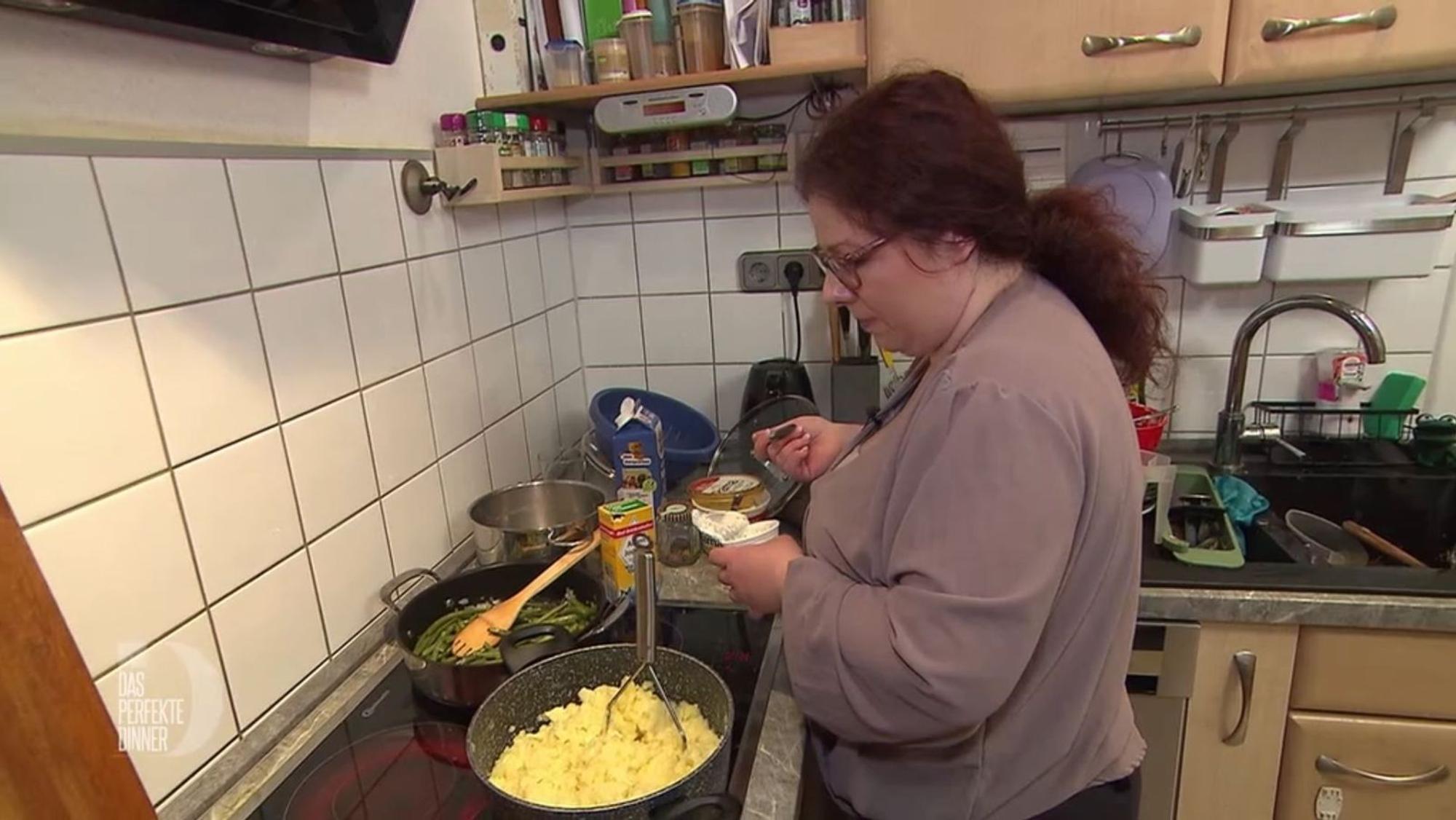 Die Crème fraîche war ein Fehlkauf, aber es hilft nichts: Das Püree soll cremiger werden.
(Bild: RTL)
