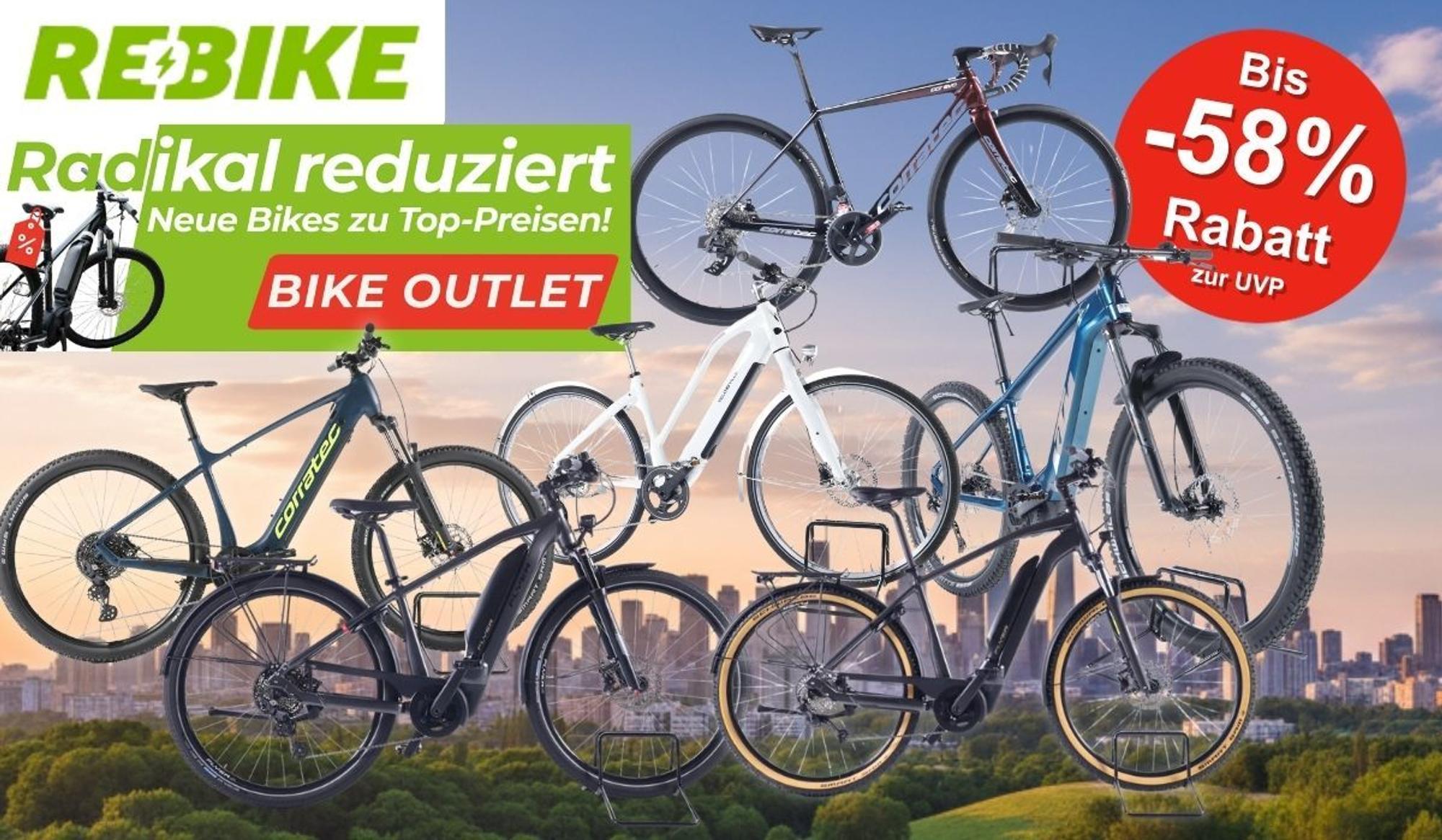 E-Bikes und Fahrräder verschiedener Marken – darunter E-Mountainbike, Trekking-E-Bike, City-Bikes vor einem abendlichen Himmel über einer Stadtsilhouette mit Waldrand.