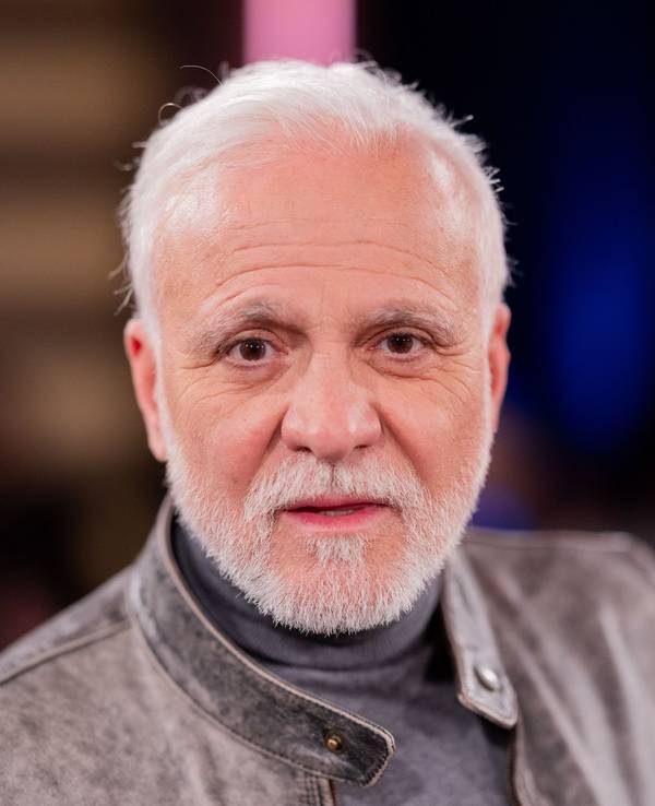 Nino de Angelo schaut in Kamera.