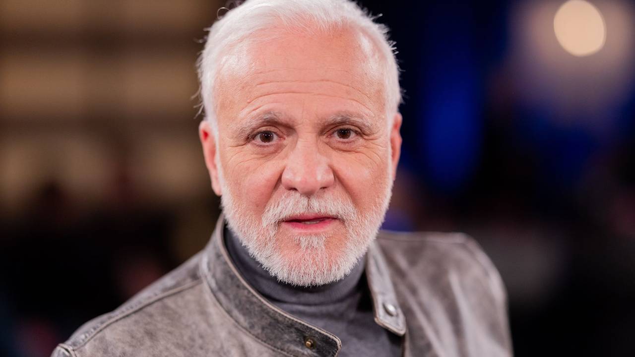 Nino de Angelo schaut in Kamera.
