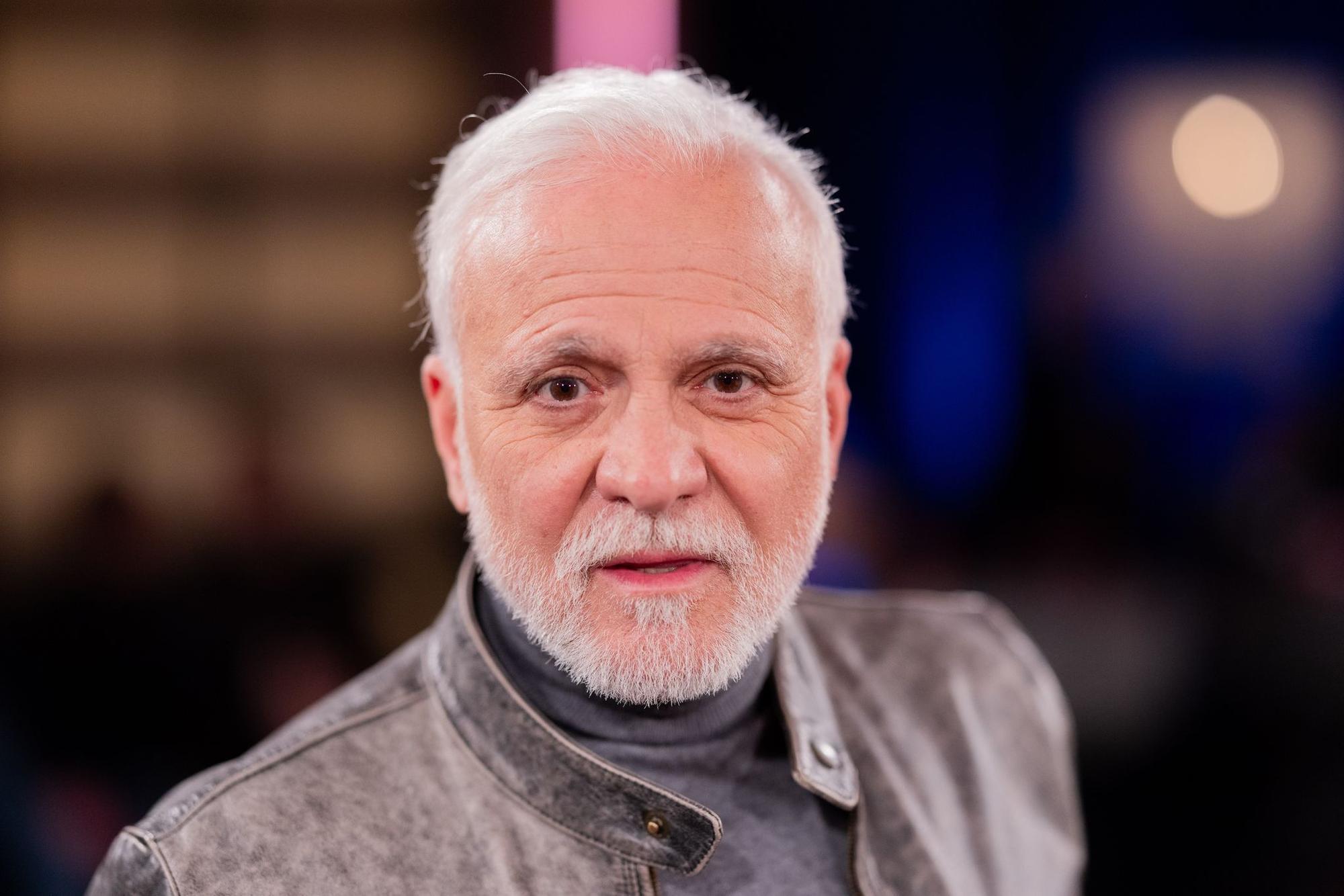 Nino de Angelo schaut in Kamera.