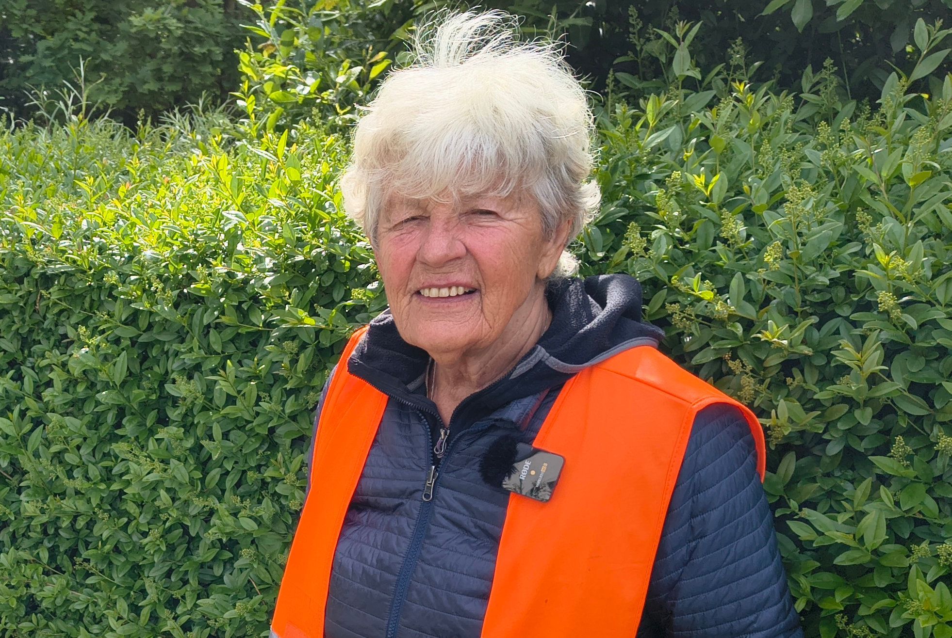 Hilde Bergkammer (80) sammelt Müll im Waldviertel in Köln.