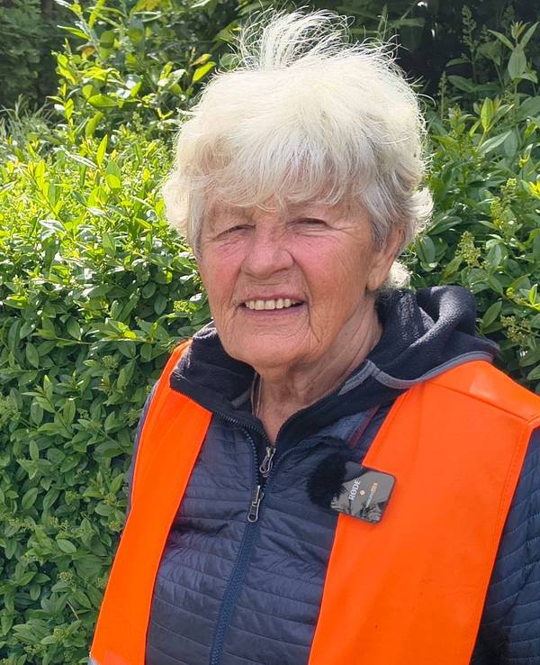 Heide Bergkammer (80) sammelt Müll im Waldviertel in Köln.