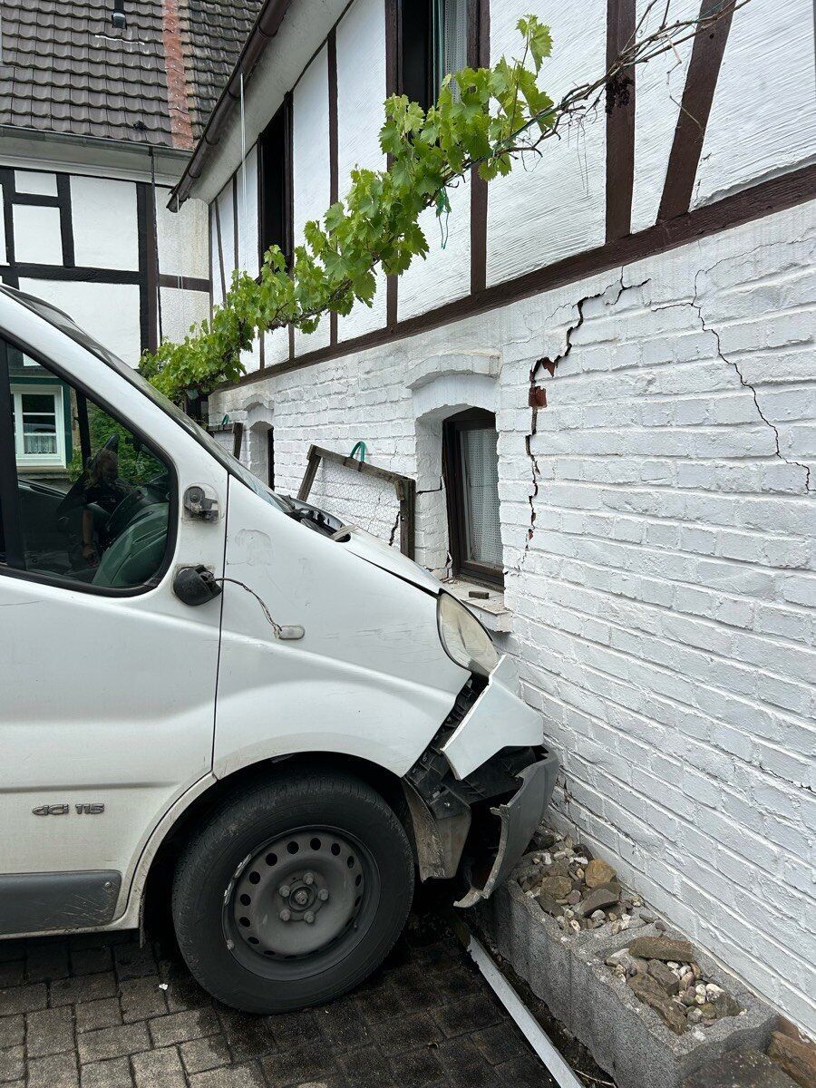 Lieferwagen kracht in Engelskirchen gegen Hauswand.