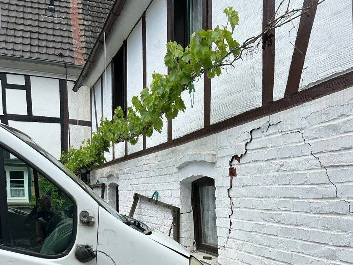 Lieferwagen kracht in Engelskirchen gegen Hauswand.