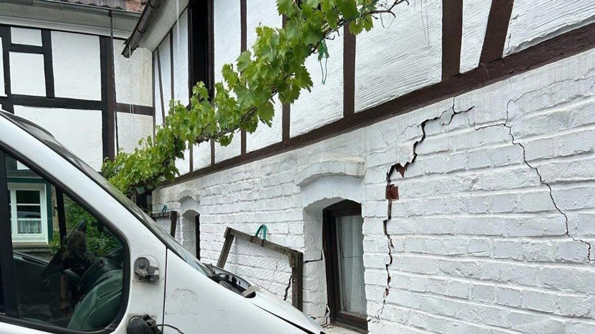 Lieferwagen kracht in Engelskirchen gegen Hauswand.