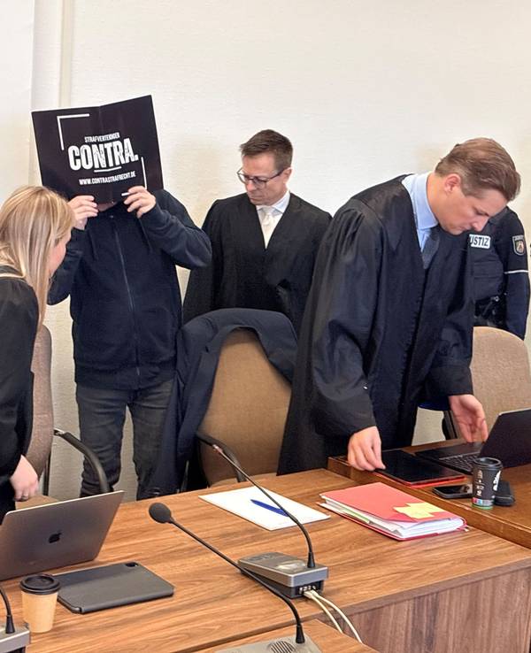 Der frühere Kinderfotograf Achim L. beim Prozessauftakt im Kölner Landgericht