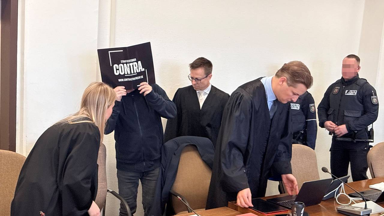 Der frühere Kinderfotograf Achim L. beim Prozessauftakt im Kölner Landgericht