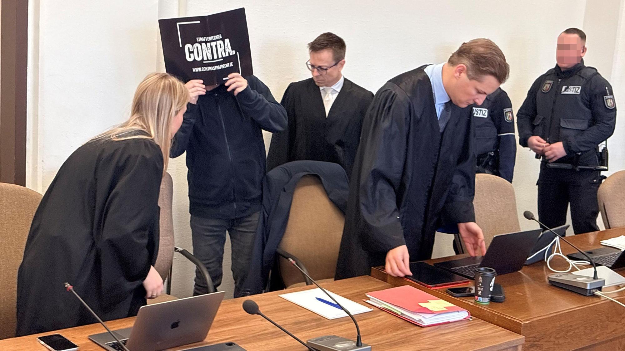 Der frühere Kinderfotograf Achim L. beim Prozessauftakt im Kölner Landgericht
