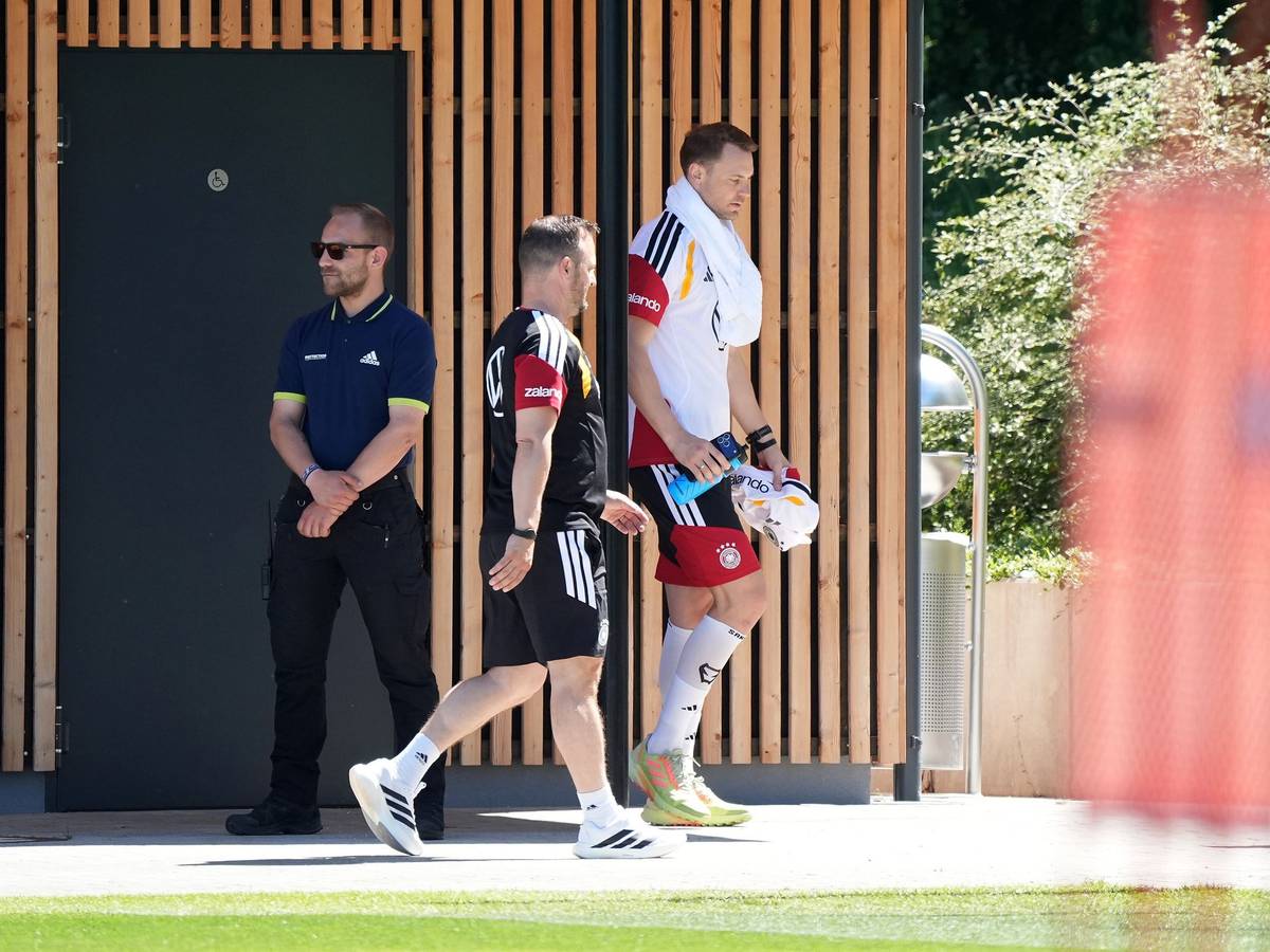 Manuel Neuer und zwei Männer.