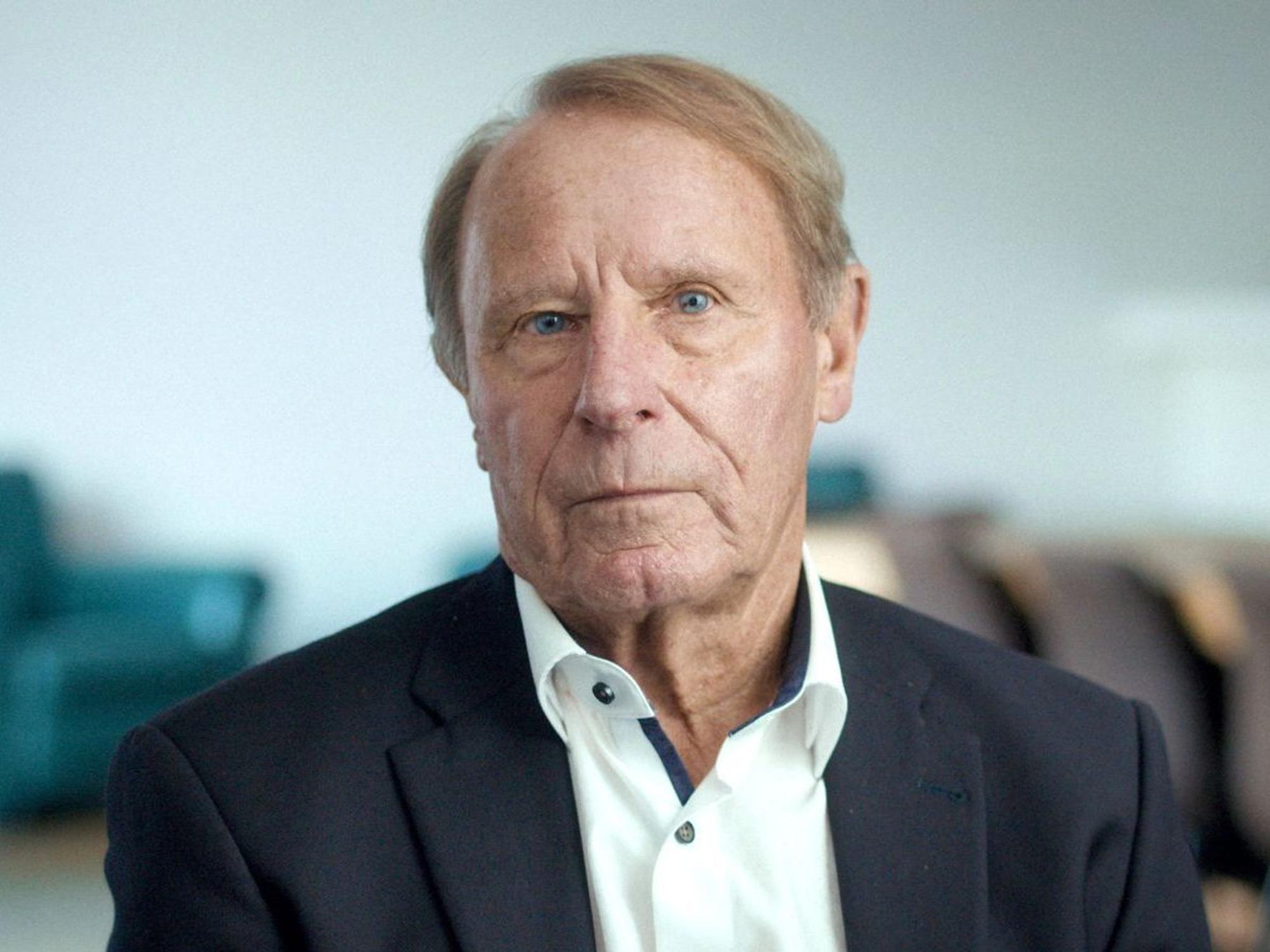 „Fragen Sie Lothar!“ Berti Vogts hält sich als Gesprächspartner der ARD-Doku ziemlich bedeckt. (Bild: NDR/ARD/BROADVIEW/Jonas Julian Köck)