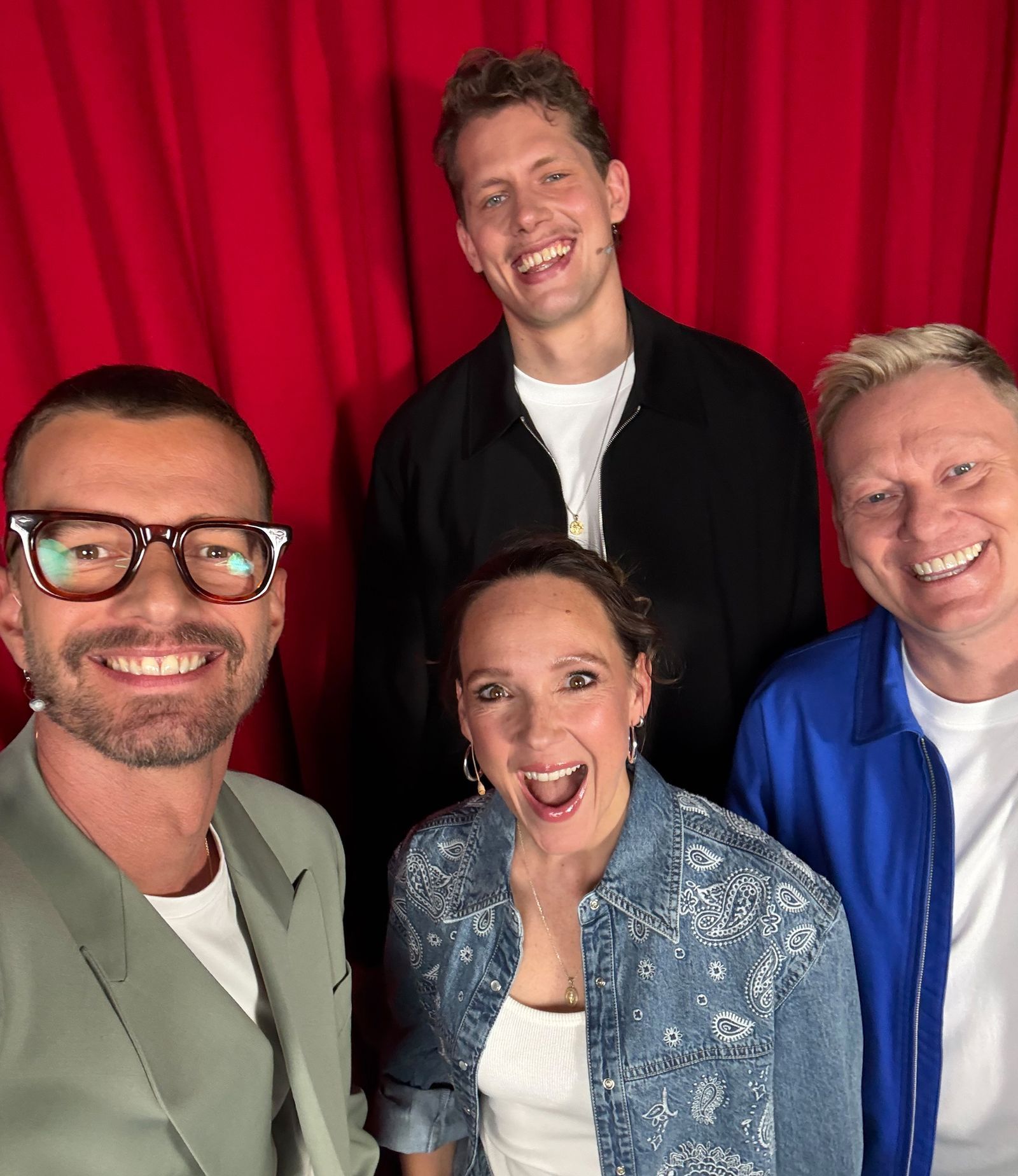 Joko Winterscheidt (links) tritt gegen Moritz Wagner (Mitte), Carolin Kebekus und Jens „Knossi“ Knossalla an. (Bild: Joyn)