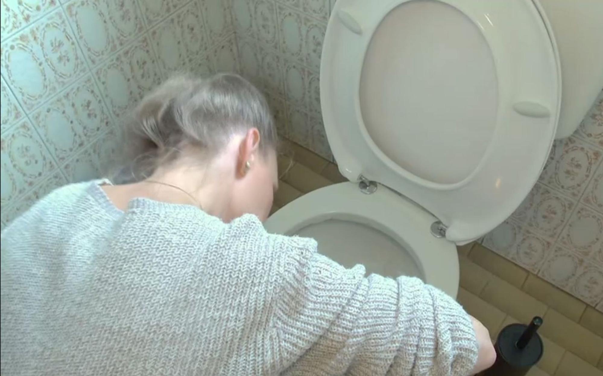 Gegen den Schmutz in der Toilette geht sie mut einer Zahnbürste vor. (Bild: RTL)