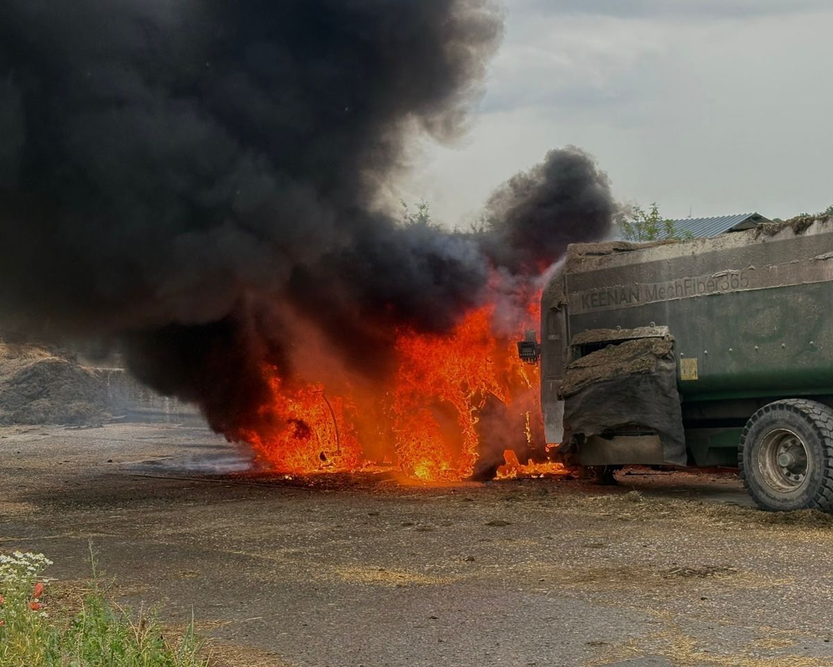 Brennender Traktor bei Löscharbeiten der Feuerwehr in Remscheid.