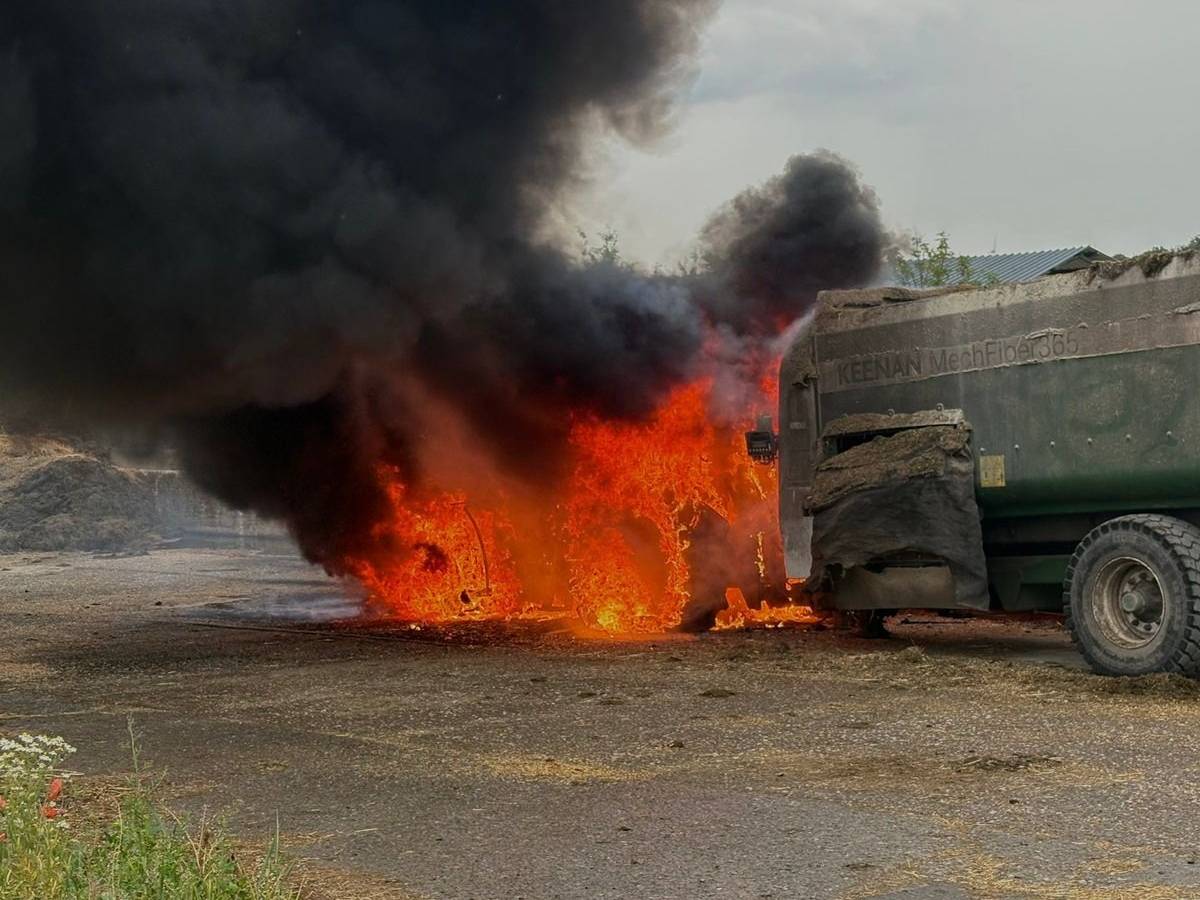 Brennender Traktor bei Löscharbeiten der Feuerwehr in Remscheid.