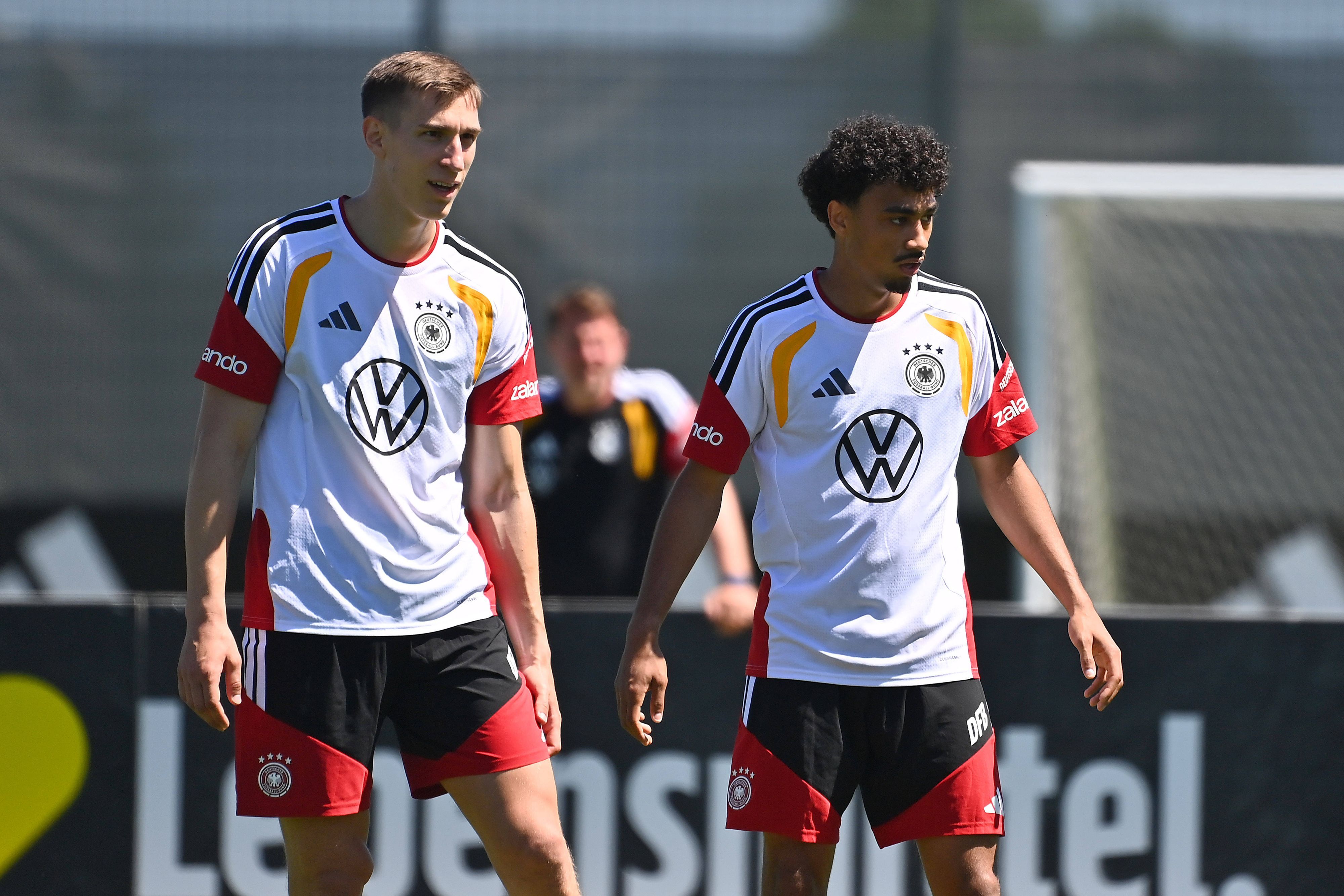 Nico Schlotterbeck und Nathaniel Brown (r.) beim Training der deutschen Nationalmannschaft.