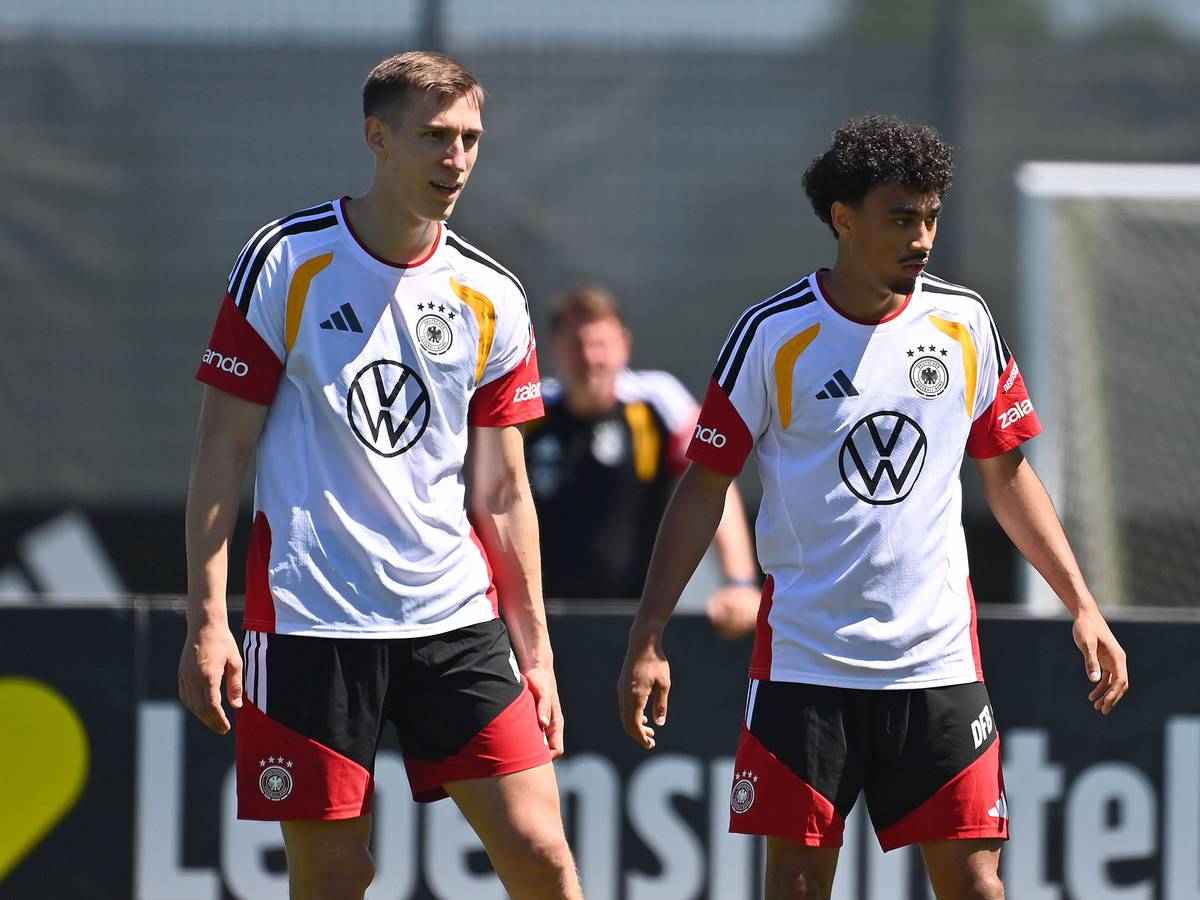 Nico Schlotterbeck und Nathaniel Brown (r.) beim Training der deutschen Nationalmannschaft.
